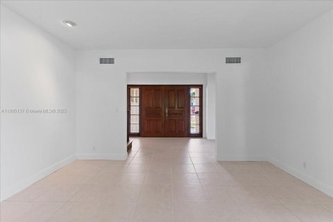 House in Miami, Florida 5 bedrooms, 304.25 sq.m. № 1950492 - photo 16