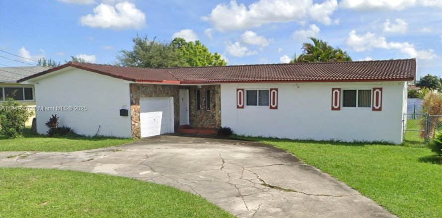House in Miami, Florida 3 bedrooms № 1779884