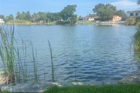 House in Miami, Florida 3 bedrooms № 1779884 - photo 2