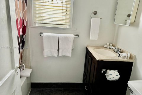 Villa ou maison à louer à Hollywood, Floride: 1 chambre № 2023935 - photo 12