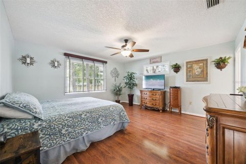 House in Mount Dora, Florida 3 bedrooms, 177.35 sq.m. № 2266744 - photo 13