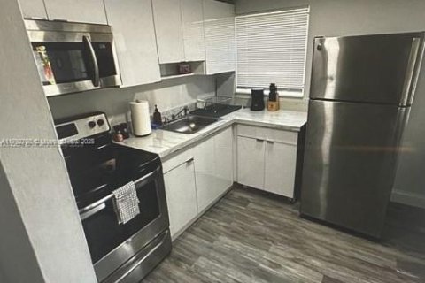Commercial property in Miami, Florida № 1863704 - photo 13