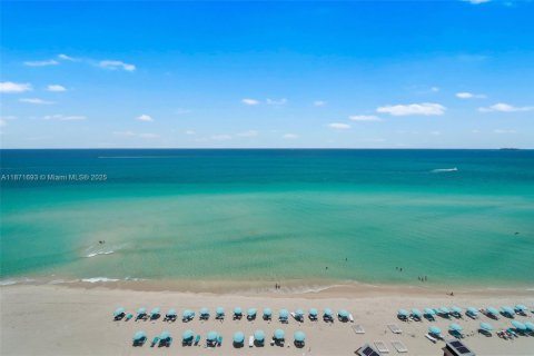 Condo in Miami Beach, Florida, 2 bedrooms  № 1920321 - photo 9
