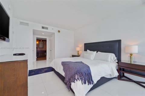 Condo in Miami Beach, Florida, 2 bedrooms  № 1920321 - photo 17