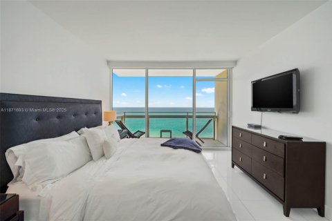Condo in Miami Beach, Florida, 2 bedrooms  № 1920321 - photo 15