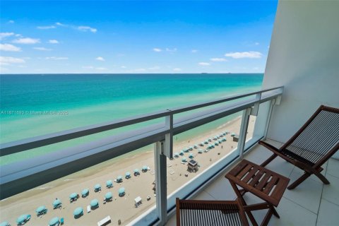 Condo in Miami Beach, Florida, 2 bedrooms  № 1920321 - photo 1