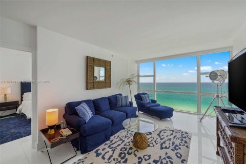 Condo in Miami Beach, Florida, 2 bedrooms  № 1920321 - photo 3