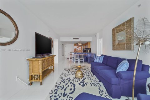 Condo in Miami Beach, Florida, 2 bedrooms  № 1920321 - photo 16