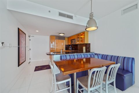 Condo in Miami Beach, Florida, 2 bedrooms  № 1920321 - photo 13