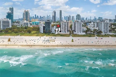 Condo in Miami Beach, Florida, 1 bedroom  № 1969799 - photo 1