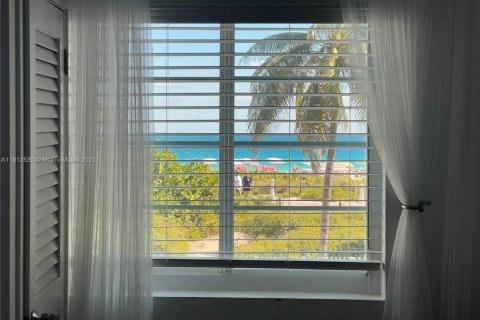 Condo in Miami Beach, Florida, 1 bedroom  № 1969799 - photo 18