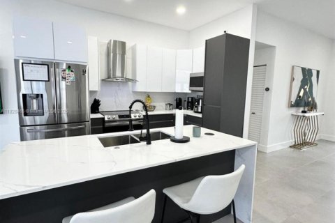 House in Weston, Florida 3 bedrooms, 144.56 sq.m. № 1799415 - photo 15