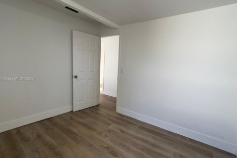 House in Miami, Florida 3 bedrooms, 62.43 sq.m. № 1850518 - photo 5