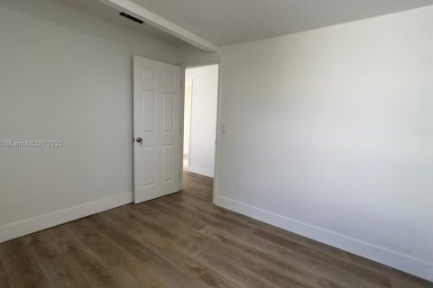 House in Miami, Florida 3 bedrooms, 62.43 sq.m. № 1850518 - photo 2