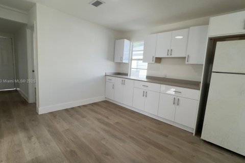 House in Miami, Florida 3 bedrooms, 62.43 sq.m. № 1850518 - photo 3