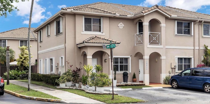 Touwnhouse à Miami Lakes, Floride 3 chambres, 143.07 m2 № 2145984