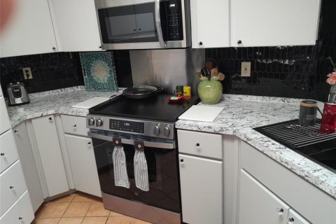House in Weeki Wachee, Florida 3 bedrooms, 196.12 sq.m. № 2342461 - photo 12