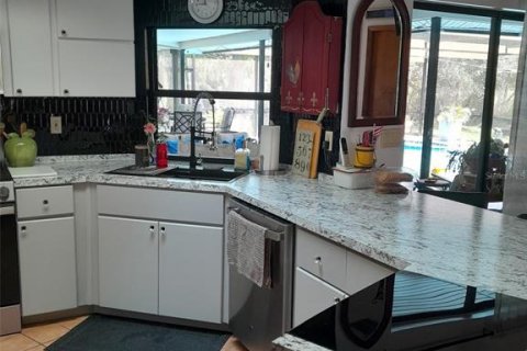 House in Weeki Wachee, Florida 3 bedrooms, 196.12 sq.m. № 2342461 - photo 11