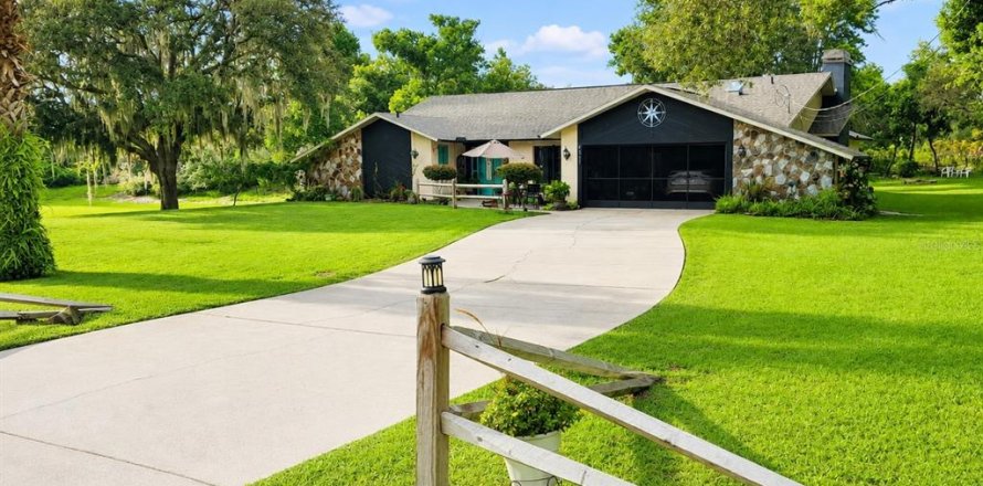 House in Weeki Wachee, Florida 3 bedrooms, 196.12 sq.m. № 2342461