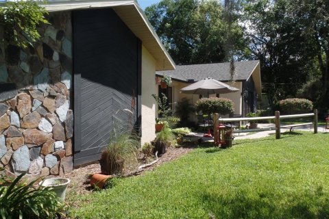 House in Weeki Wachee, Florida 3 bedrooms, 196.12 sq.m. № 2342461 - photo 2
