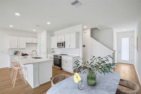 Townhouse in San Antonio, Florida 3 bedrooms, 185.34 sq.m. № 2119845 - photo 7