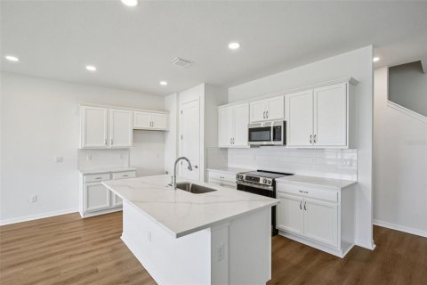 Townhouse in San Antonio, Florida 3 bedrooms, 185.34 sq.m. № 2119845 - photo 4