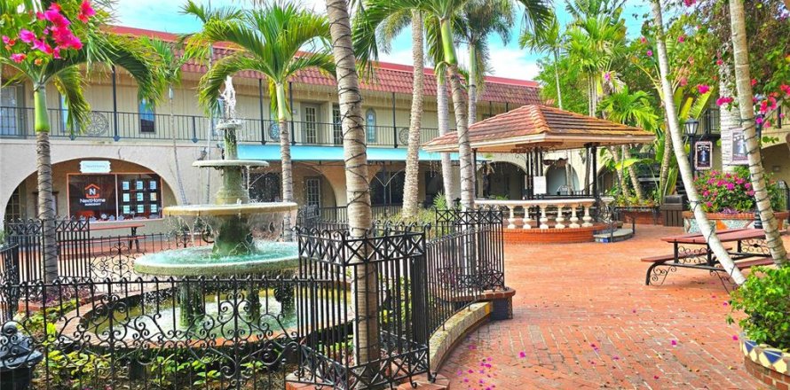 Commercial property in Venice, Florida 130.06 sq.m. № 2214883