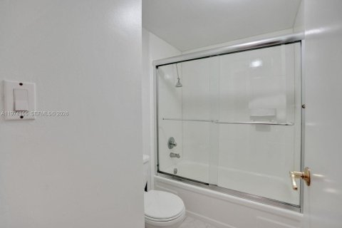 Снять в аренду кондоминиум в Майами, Флорида 2 спальни, 95.69м2, № 2036593 - фото 23