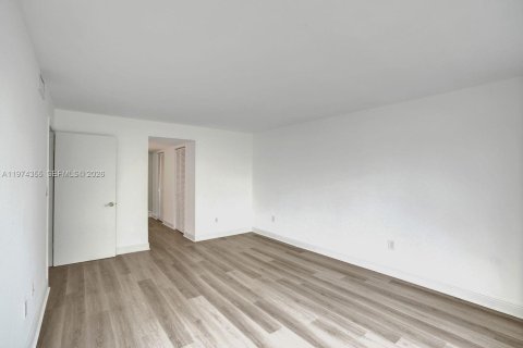 Снять в аренду кондоминиум в Майами, Флорида 2 спальни, 95.69м2, № 2036593 - фото 18