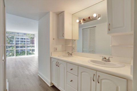 Снять в аренду кондоминиум в Майами, Флорида 2 спальни, 95.69м2, № 2036593 - фото 22