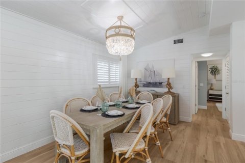 House in Anna Maria, Florida 3 bedrooms, 156.08 sq.m. № 2203563 - photo 8
