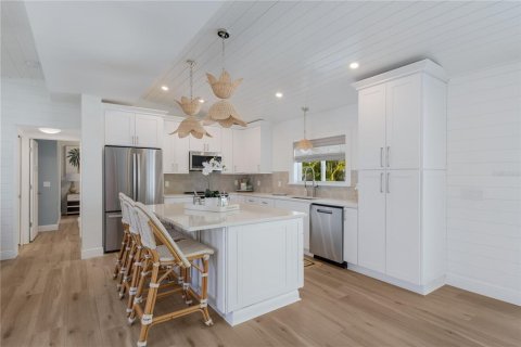 House in Anna Maria, Florida 3 bedrooms, 156.08 sq.m. № 2203563 - photo 9