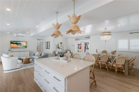 House in Anna Maria, Florida 3 bedrooms, 156.08 sq.m. № 2203563 - photo 11