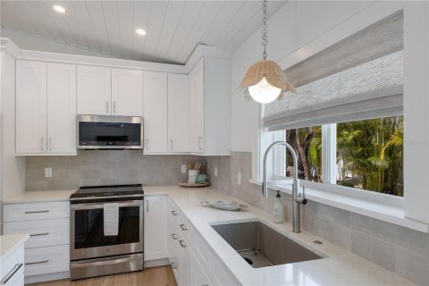 House in Anna Maria, Florida 3 bedrooms, 156.08 sq.m. № 2203563 - photo 10