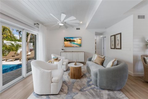House in Anna Maria, Florida 3 bedrooms, 156.08 sq.m. № 2203563 - photo 7