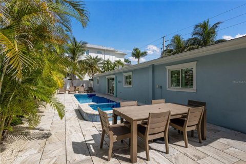House in Anna Maria, Florida 3 bedrooms, 156.08 sq.m. № 2203563 - photo 24