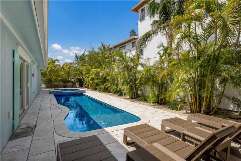 House in Anna Maria, Florida 3 bedrooms, 156.08 sq.m. № 2203563 - photo 23