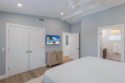 House in Anna Maria, Florida 3 bedrooms, 156.08 sq.m. № 2203563 - photo 13