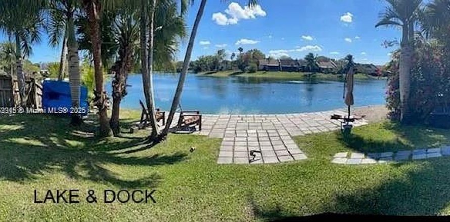 House in Homestead, Florida 4 bedrooms, 209.96 sq.m. № 1895247