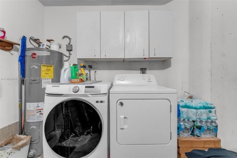 House in Cutler Bay, Florida 4 bedrooms, 172.98 sq.m. № 2012326 - photo 28