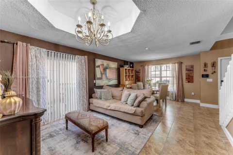 House in Cutler Bay, Florida 4 bedrooms, 172.98 sq.m. № 2012326 - photo 8