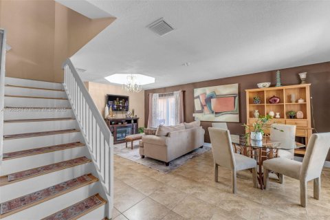 House in Cutler Bay, Florida 4 bedrooms, 172.98 sq.m. № 2012326 - photo 4