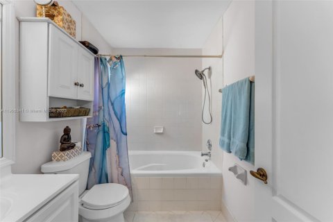 House in Cutler Bay, Florida 4 bedrooms, 172.98 sq.m. № 2012326 - photo 21