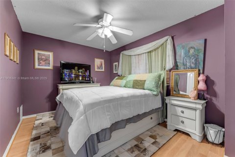 House in Cutler Bay, Florida 4 bedrooms, 172.98 sq.m. № 2012326 - photo 27