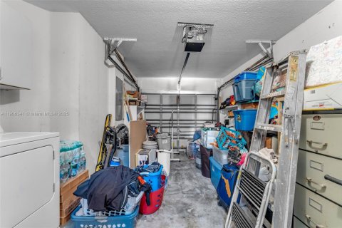 House in Cutler Bay, Florida 4 bedrooms, 172.98 sq.m. № 2012326 - photo 29