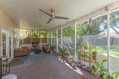 House in Cutler Bay, Florida 4 bedrooms, 172.98 sq.m. № 2012326 - photo 30