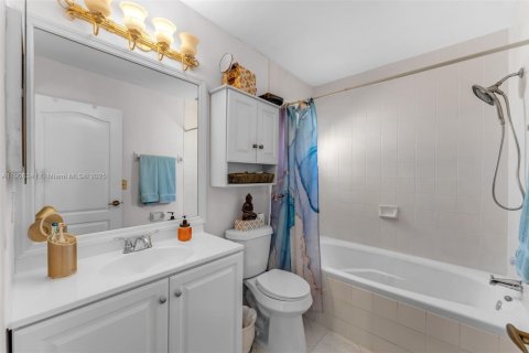 House in Cutler Bay, Florida 4 bedrooms, 172.98 sq.m. № 2012326 - photo 20