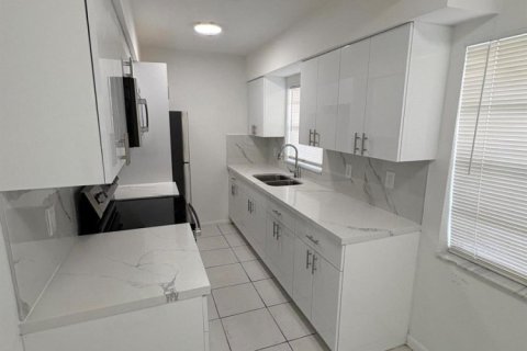 Apartamento en alquiler en Lauderdale Lakes, Florida, 1 dormitorio, 74.32 m2 № 2077590 - foto 2