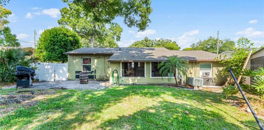House in Winter Park, Florida 2 bedrooms, 88.63 sq.m. № 1651930
