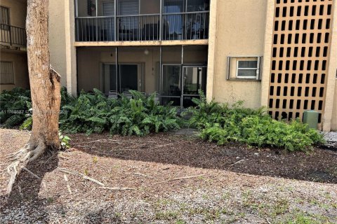 Condo in Miami, Florida, 2 bedrooms  № 1699807 - photo 16